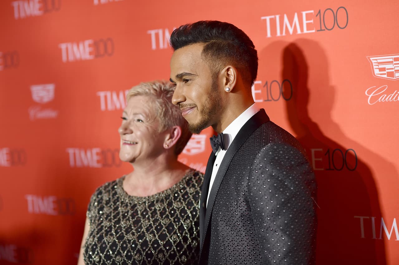 Lewis Hamilton es muy apegado a su madre, Carmen Larbalestier, con quien disfruta de cada victoria que consigue en la Fórmula 1. Es su fan número 1.