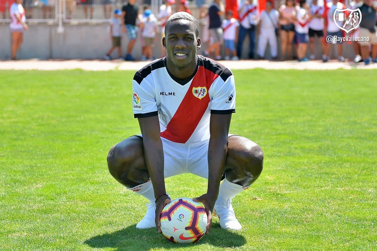 Advíncula "se siente en casa" por similitud entre el jersey de Rayo Vallecano y Perú