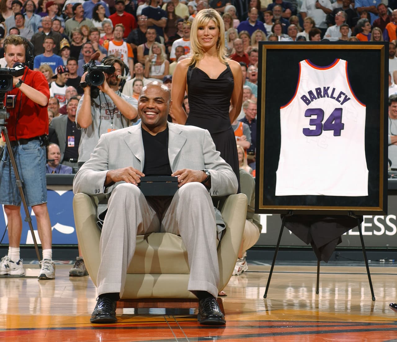 Charles Barkley - Los 76ers y los Suns sacaron el número 34 en homenaje al ala-pívot.