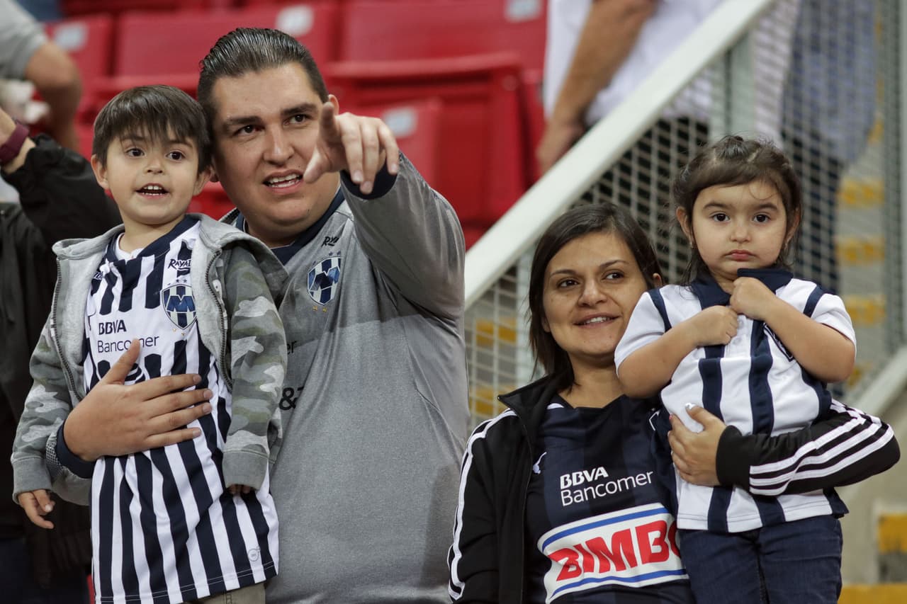 Los fanáticos de Chivas y Rayados están listos para el encuentro entre los dos equipos en el Estadio Akron de Guadalajara por la Jornada 9 del
<a href="https://www.univision.com/deportes/futbol/liga-mx/*">Clausura 2019</a>.