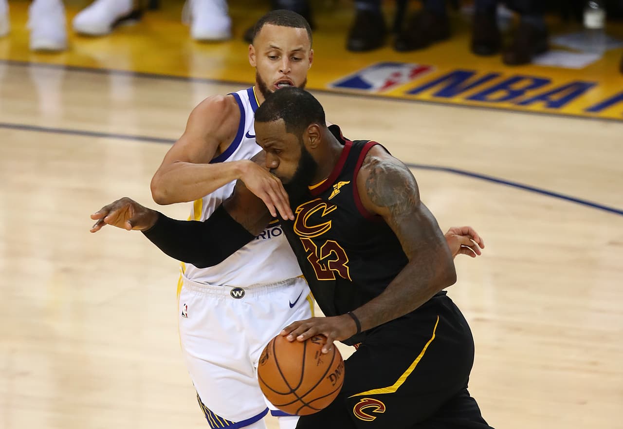 El último cuarto llegaba con ventaja para los de Oakland, pero los de Cleveland lo iniciaron con ganas para recortar la diferencia. En los primeros dos minutos su diferencia era de cinco puntos en el parcial.