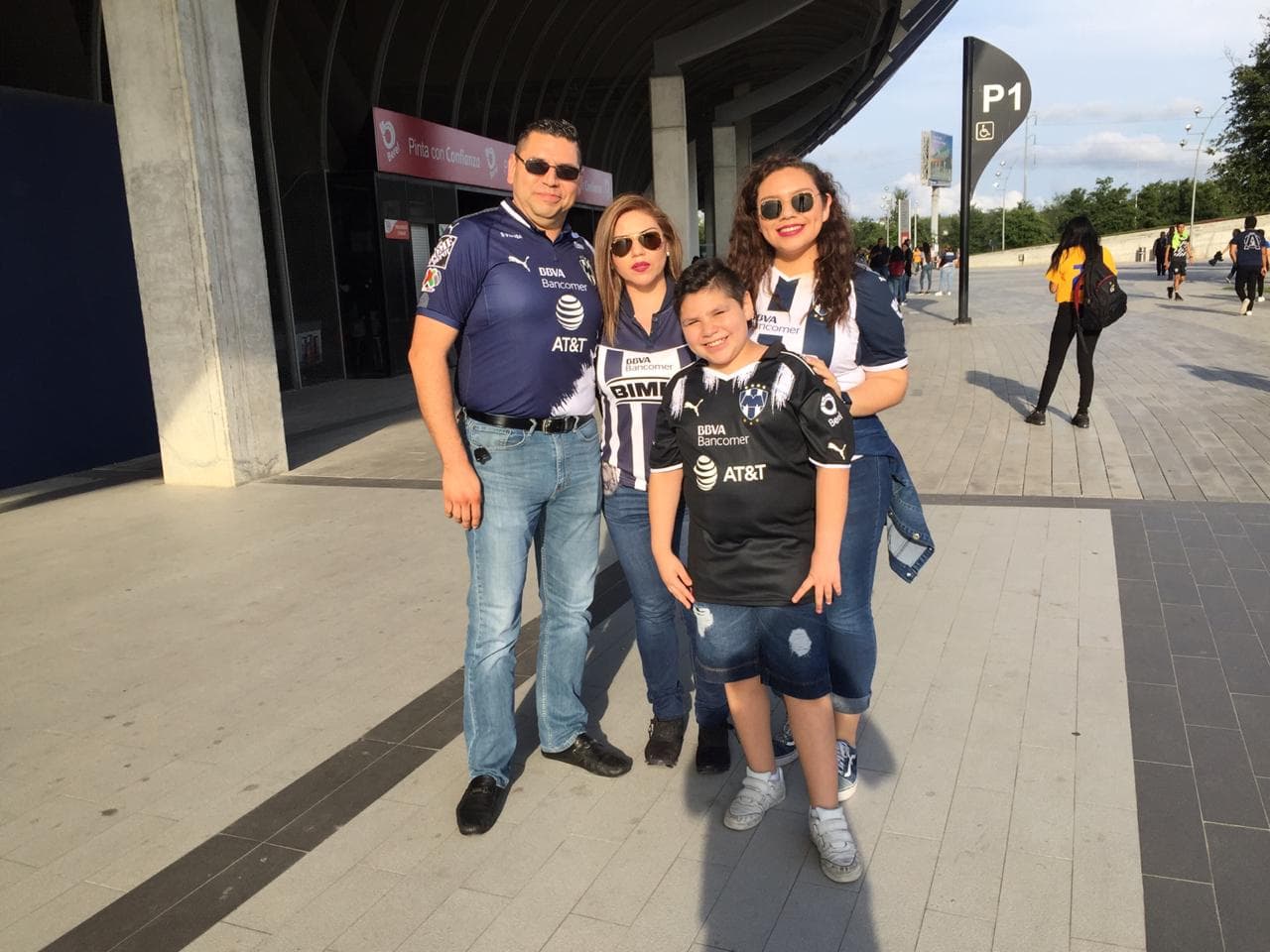 Así se vivió el ambiente dentro y fuera del Estadio BBVA previo al arranque de la Final de la Liga MX en el juego de Vuelta en el que se sabrá si Rayadas o Tigres se coronan en la Liga MX Femenil. Un marco esplendoroso se vivió con dos aficiones muy conectadas.