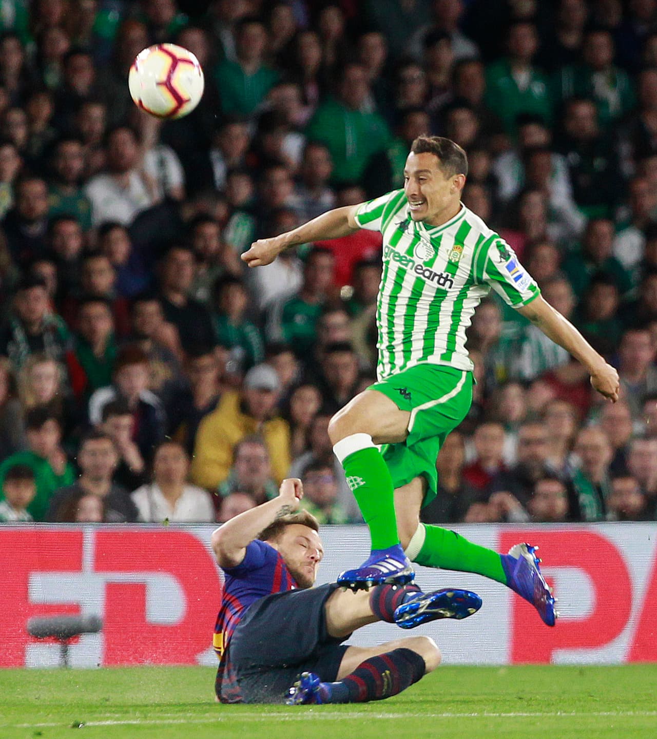 Andrés Guardado jugo como titular y recibió tarjeta amarilla al minuto 24’. Salió del terreno de juego al 78’.