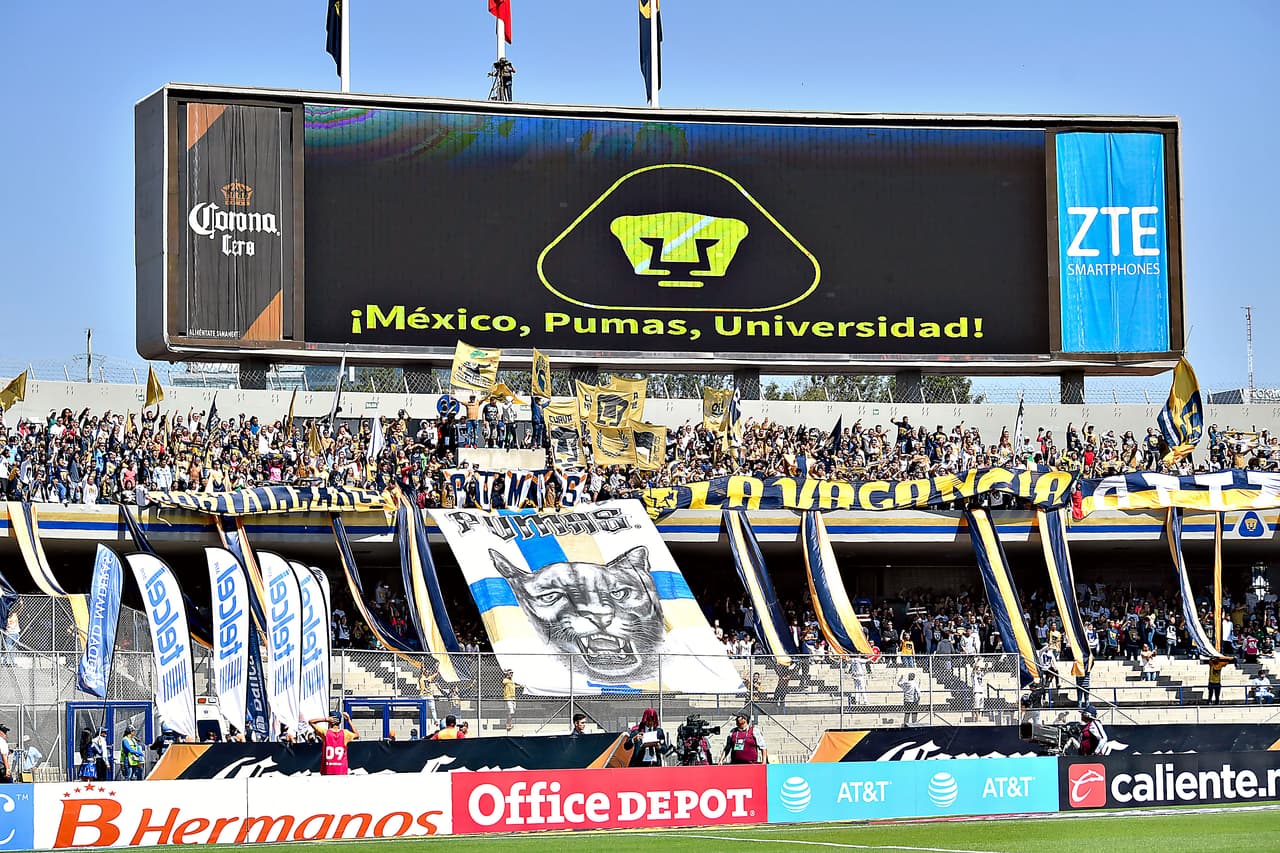 Los hinchas de Pumas UNAM demostraron su localía contra América en las tribunas con una bandera gigante en el estadio Olímpico Universitario en la Jornada 7 del Clausura 2017 de la Liga MX.
