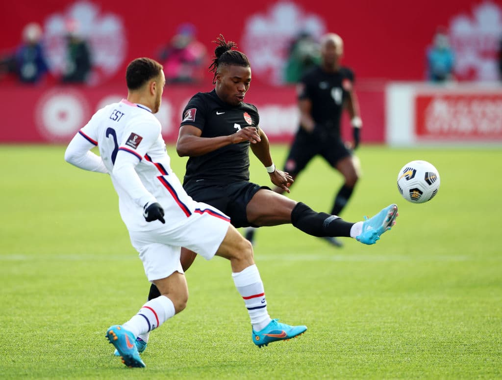 Con dos goles, uno durante los primeros minutos del encuentro por parte de Cyle Larin (7’) y uno ya al cierre del partido por Sam Adekugbe (90'+5'), Canadá se impuso ante Estados Unidos, manteniendo su liderato en la eliminatoria rumbo a Qatar 2022 y posicionándose como primero de la CONCACAF.