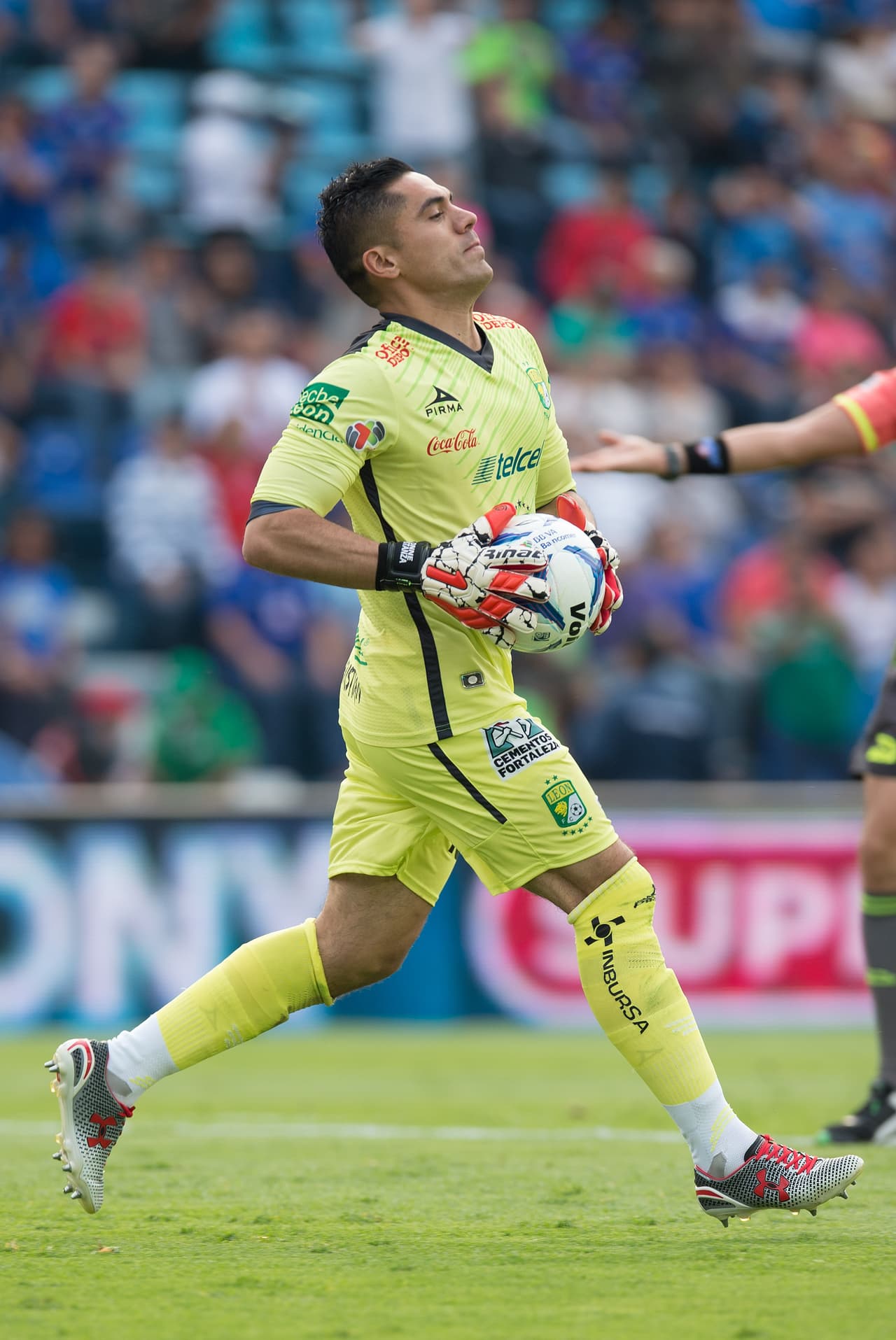 El arquero de 'La Fiera', Christian Martínez, tuvo una lenta reacción en un cabezazo de Luis Gabriel Rey, dejando entrar el único gol del partido, aunque el resultado no movió al León en la Tabla General.