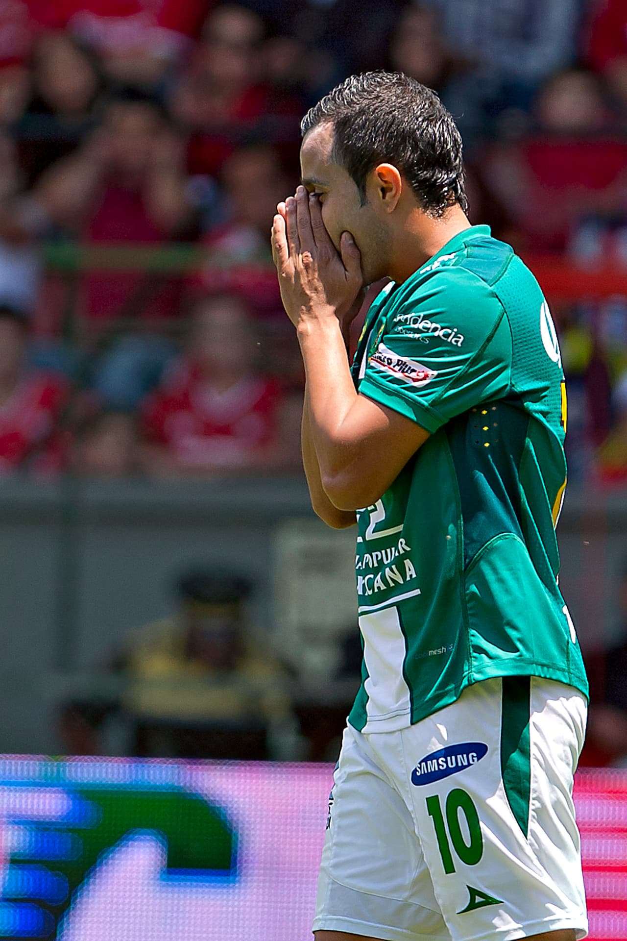 El encuentro entre Puebla y León estuvo sumamente cerrado, donde Luis Montes con la presión de buscar la victoria en los minutos finales del encuentro y con una muy buena oportunidad de gol, perdió la cabeza al empujar a Luis Gabriel Rey para poder cobrar un tiro libre, pero para su mala fortuna el árbitro estaba a unos pasos y lo expulsó del juego.