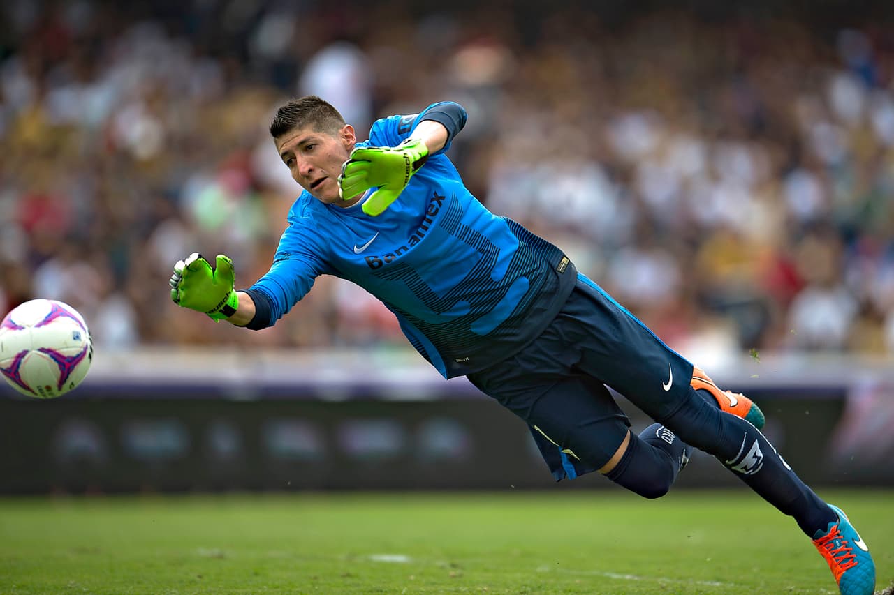 El 'Pikolín' Palacios también fue cómplice en la derrota del equipo de la UNAM, ya que en un tiro libre al minuto 69, el arquero se quedó parado mientras cubría su poste.