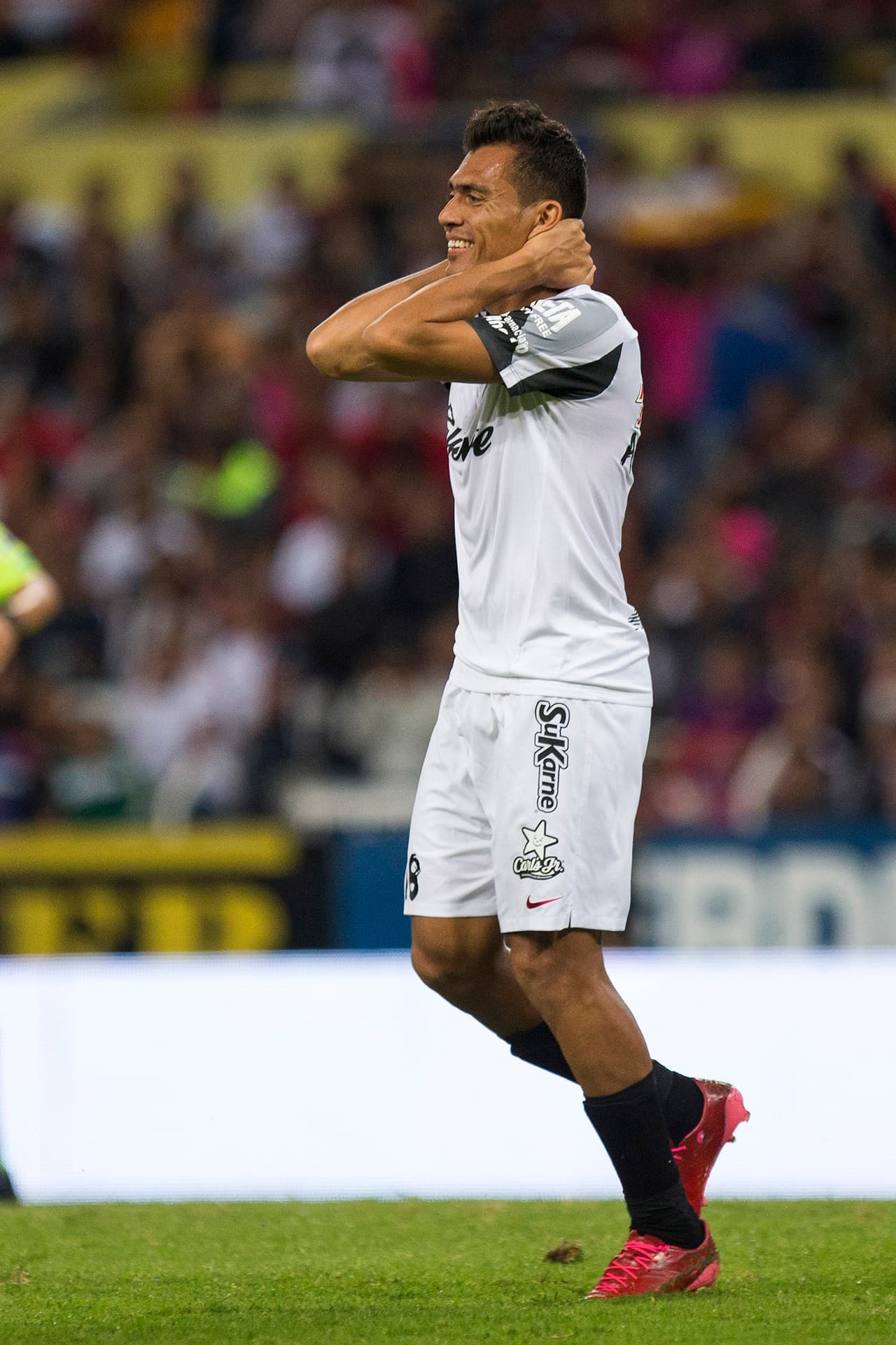 El mediocampista venezolano, Juan Arango, se equivocó al mandar un pase que dejó mal parada a la defensa de los Xolos y que el delantero Dorlan Pabón no desaprovechó.