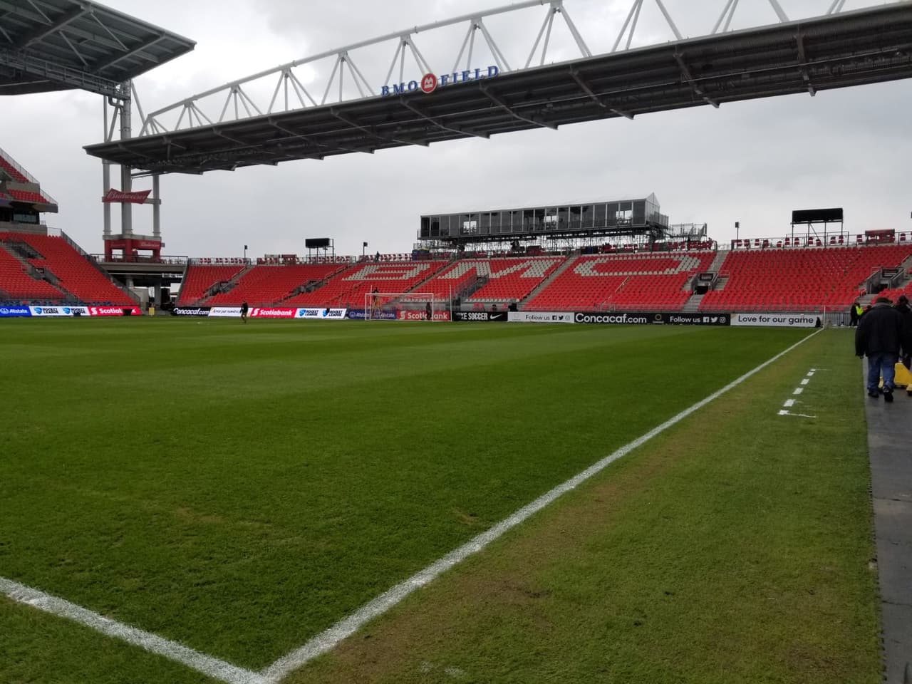 Las condiciones del terreno son aceptables para el juego de ida entre Toronto FC y Chivas de Guadalajara, en medio de un clima frío que sin duda cuenta como factor en el escenario.