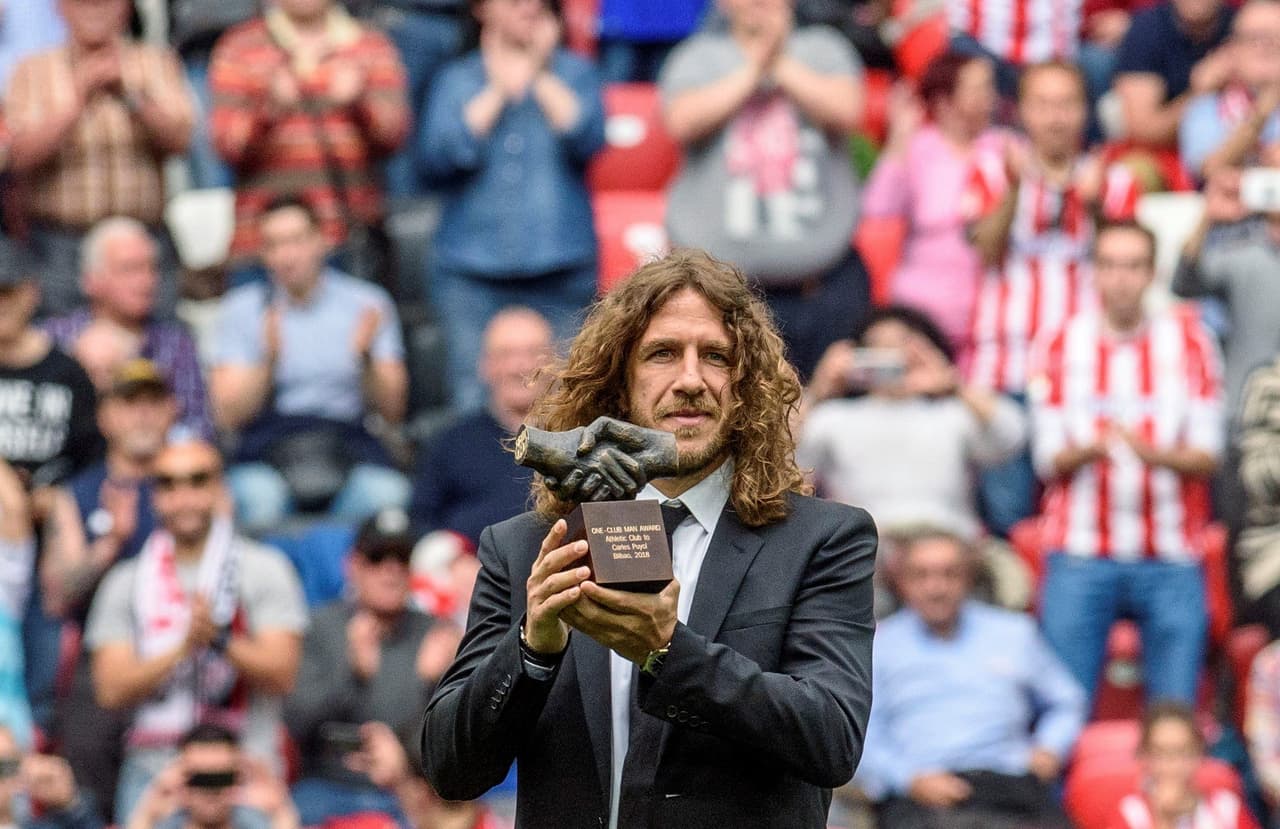 El defensa español retirado Carles Puyol recibió en el descanso de medio tiempo el premio 'One Club Player'.