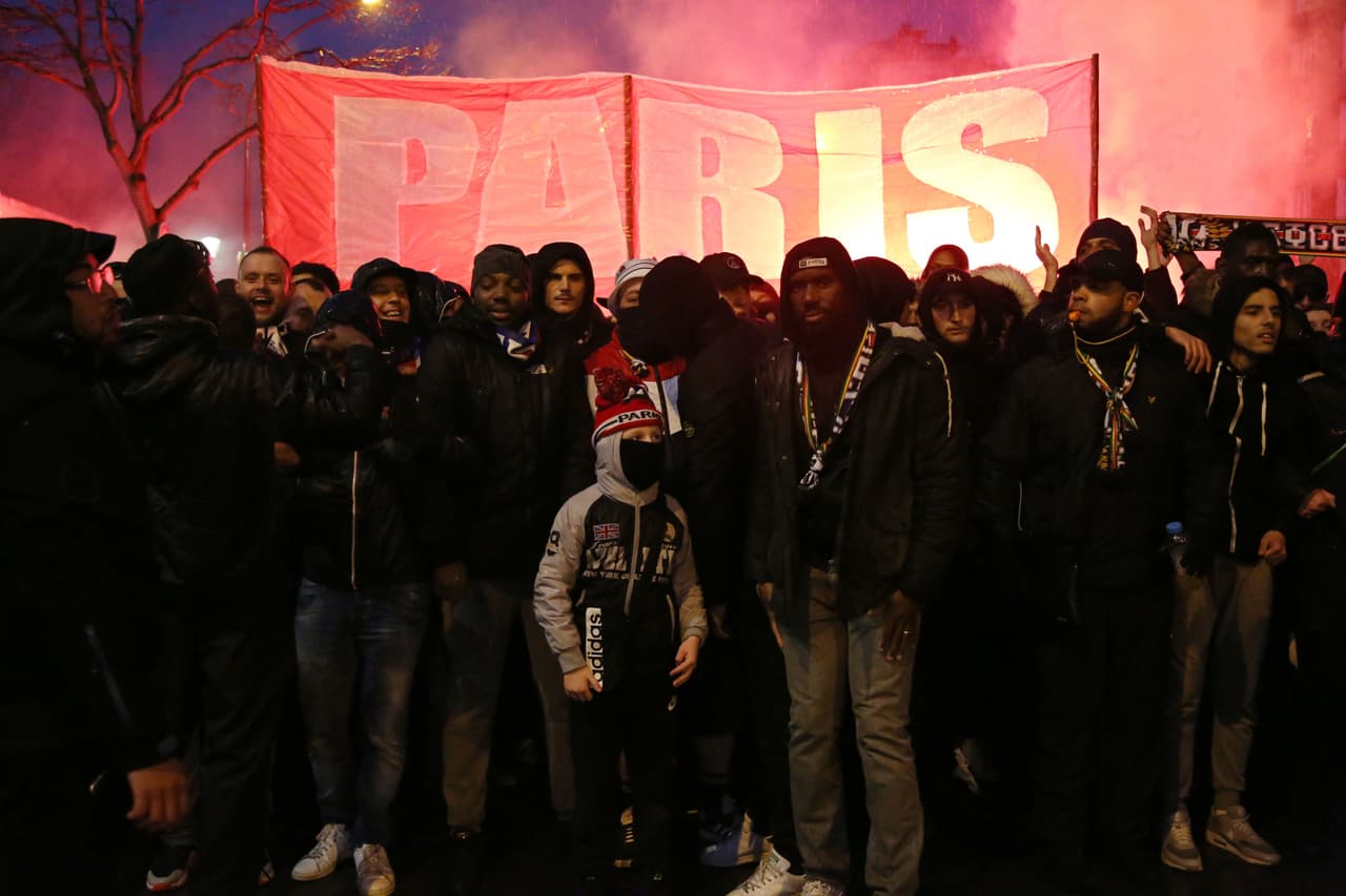Los aficionados del Paris Saint-Germain –los más hostiles– y del Real Madrid han puesto el color en los alrededores del Parque de los Príncipes, así como en las graderías. Un ambientazo para vivir un partido de primer nivel en los octavos de final de la Champions League.
