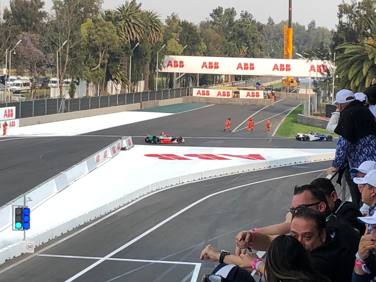 Con el último voltio de su batería arrebató la bandera de cuadros en el Autódromo Hermanos Rodríguez.