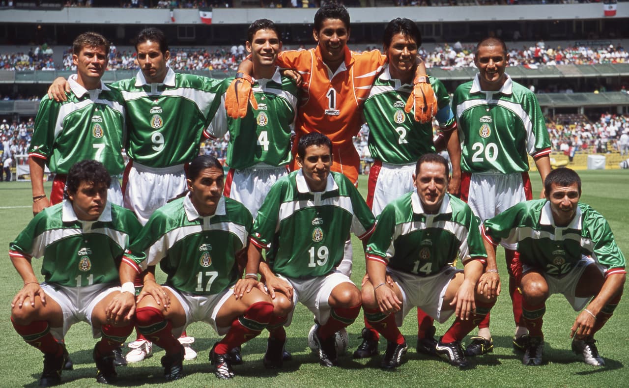 <b>2000:</b> Arriba: Ramón Ramírez, José Manuel Abundis, Rafael Márquez, Jorge Campos, Claudio Suárez, Víctor Ruiz. Abajo: Javier Lozano, Francisco Palencia, Miguel Zepeda, German Villa, José Higareda.