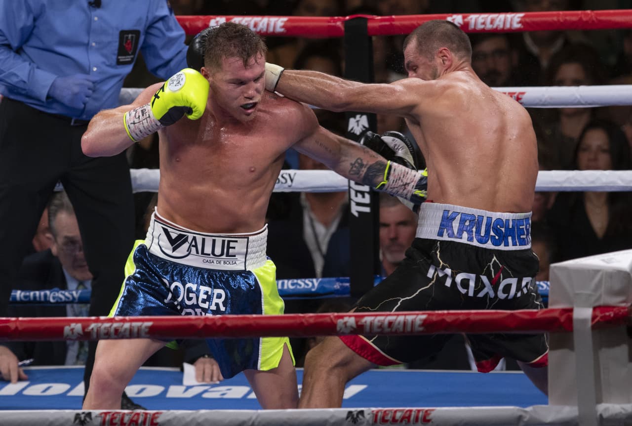 Un intento de gancho por parte de 'Canelo'.
