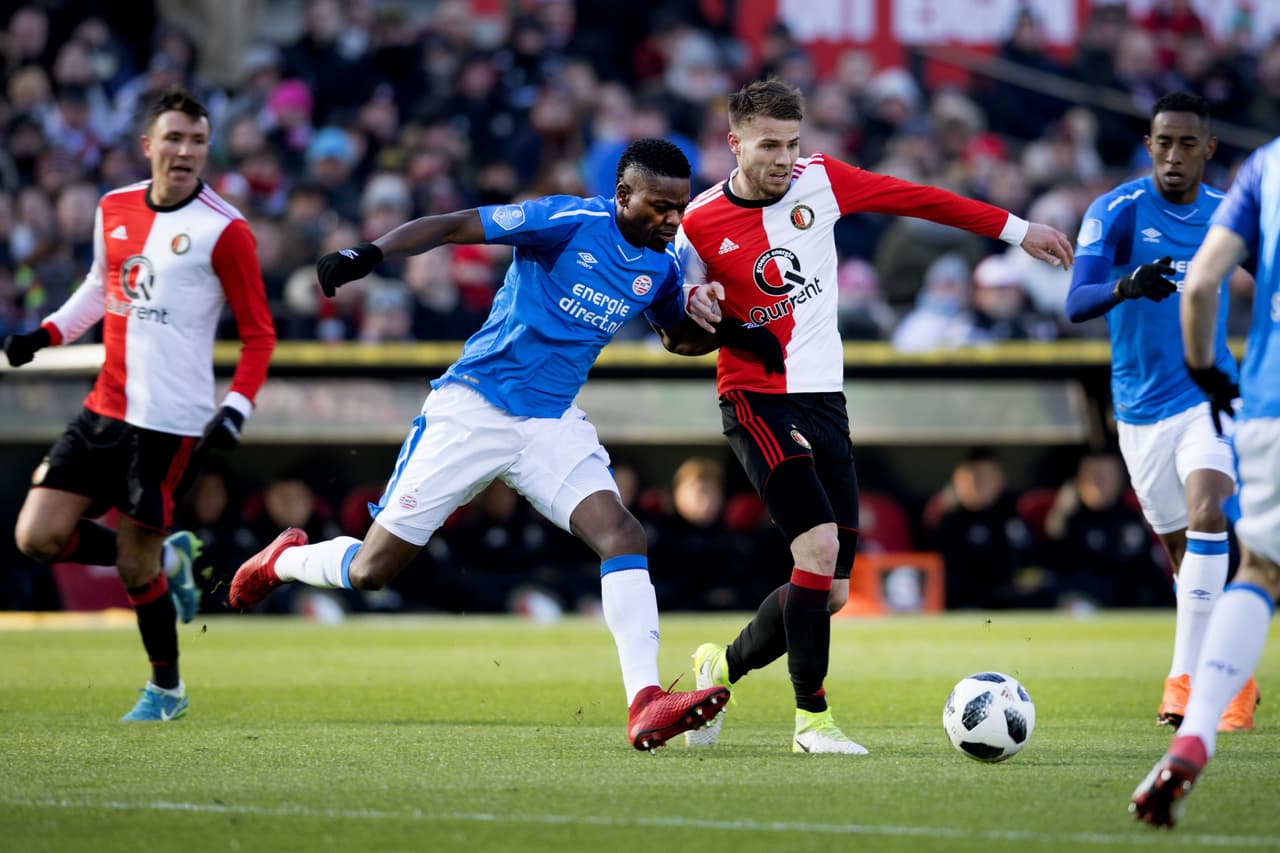 Los visitantes demostraron durante el juego la diferencia que existe entre ambos, pues el Feyenoord llegó a este partido en el cuarto lugar a 20 puntos de su rival.