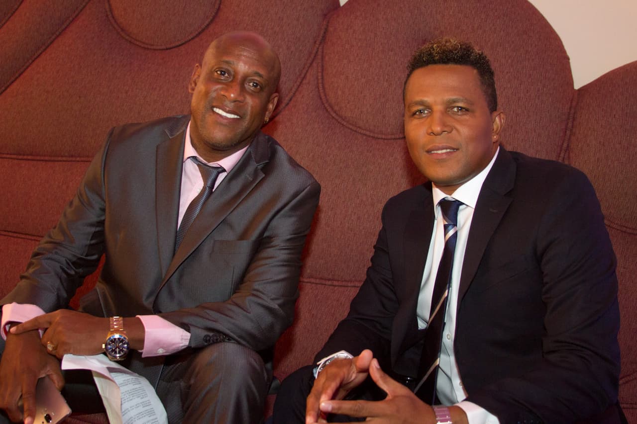 Hernán Medford y Carlos Pavón. Ellos son los embajadores de Costa Rica y Honduras en la gala de la Liga MX.