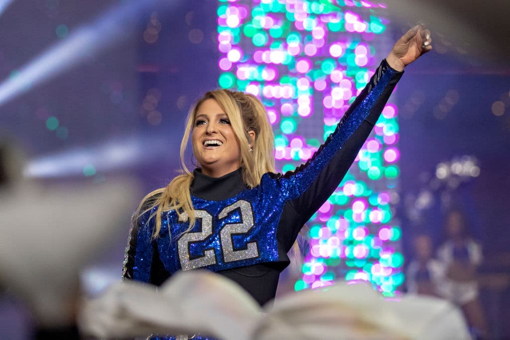 Son tan especiales los juegos del Thanksgiving Day que en los medios tiempos hay conciertos o eventos especiales. En Dallas, esta tarde, estuvo Meghan Trainor, en el medio tiempo.