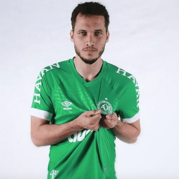 De los 72 pasajeros, incluida la tripulación, el oriundo de Rio de Janeiro quedó con serias heridas tras el accidente: fracturas expuestas en varias partes del cuerpo, las más graves en las piernas. Estuvo en cuidados intesivos donde estuvo en coma inducido.