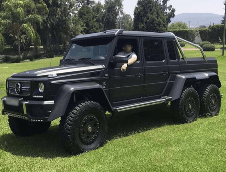 Ese imponente coche tiene un valor aproximado de 400,000 dólares y es uno de los que más presume el boxeador en sus redes sociales.