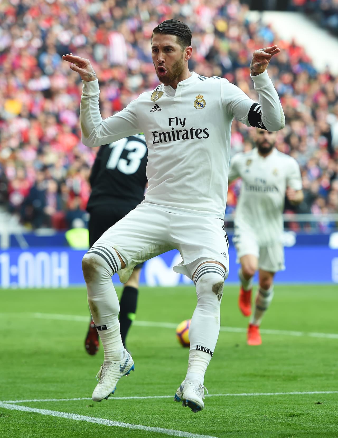 Sergio Ramos defensa del Real Madrid ha hecho celebraciones polémicas este último año. Una hizo referencia a Grizmann, actual jugador del Barcelona, tratando de imitarlo en son de burla. La otra celebración fue al estilo CR7, dando un salto y cayendo con los brazos extendidos hacia abajo.