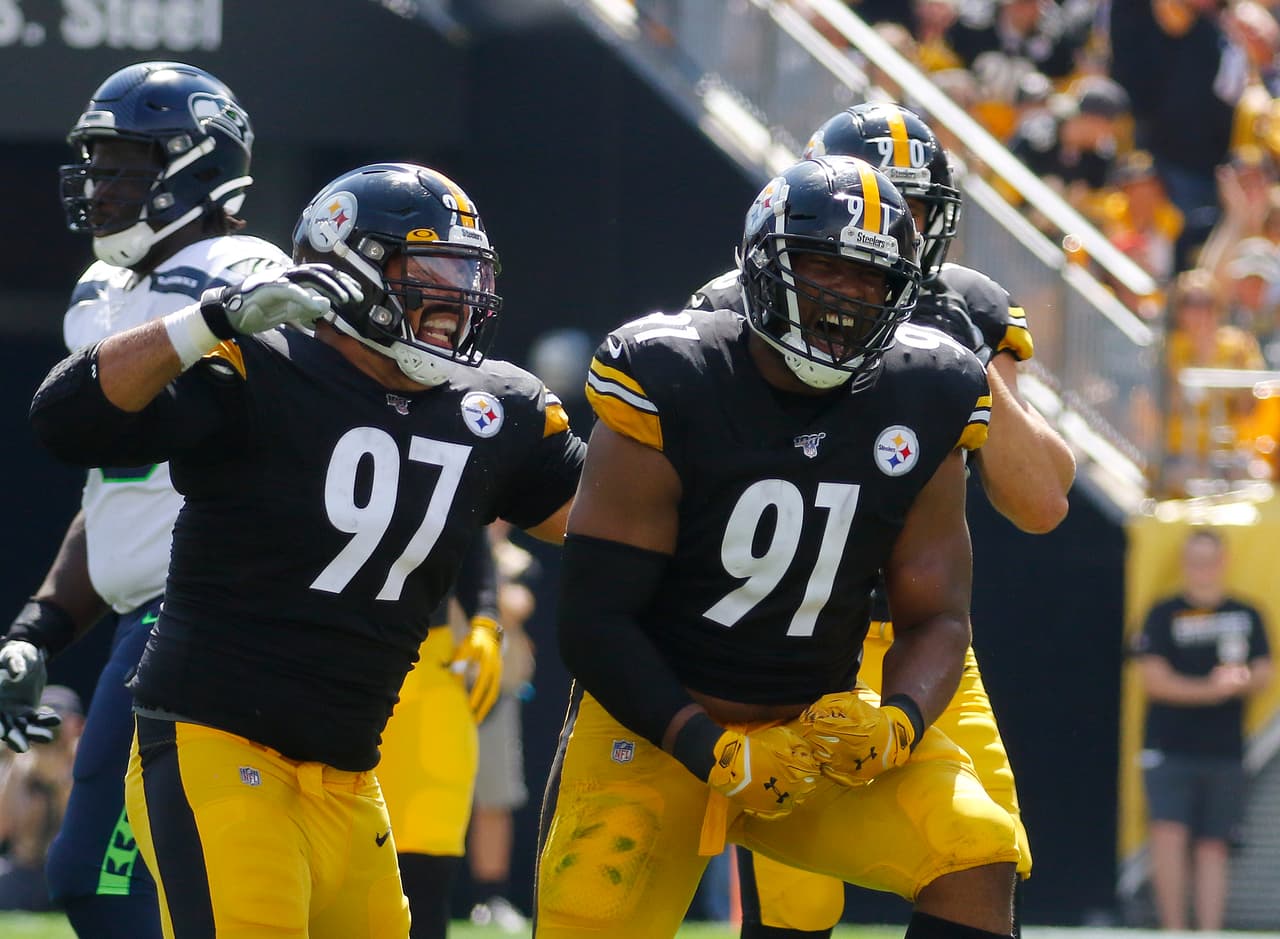 Stephon Tuitt #91 de Pittsburgh Steelers celebra con Cameron Heyward #97 después de un sack.