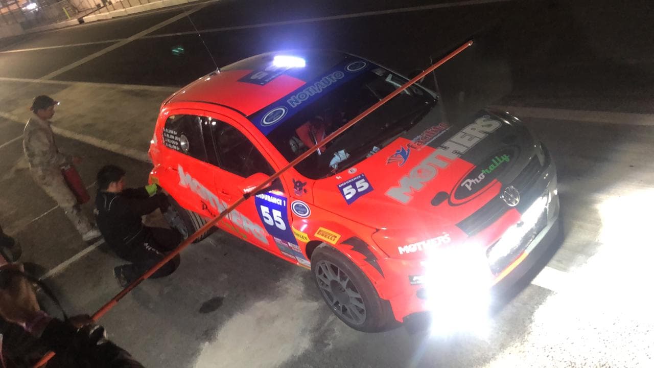 La carrera de 24 horas de duración es más dura para todos durante la fría noche en Iztacalco.