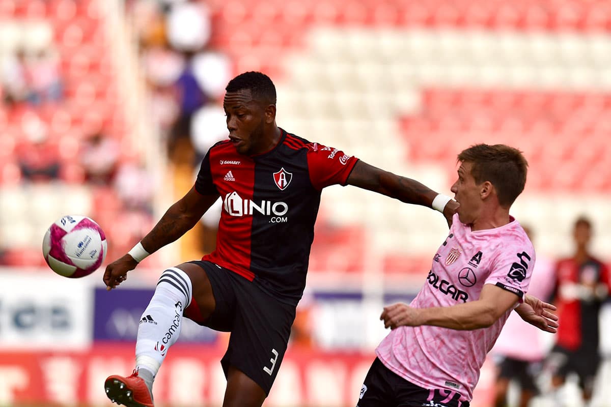 En los primeros minutos el trámite fue parejo, como en esta disputa por el balón entre Leiton Jiménez (izquierda) de Atlas y Claudio Riaño (derecha) de Necaxa.