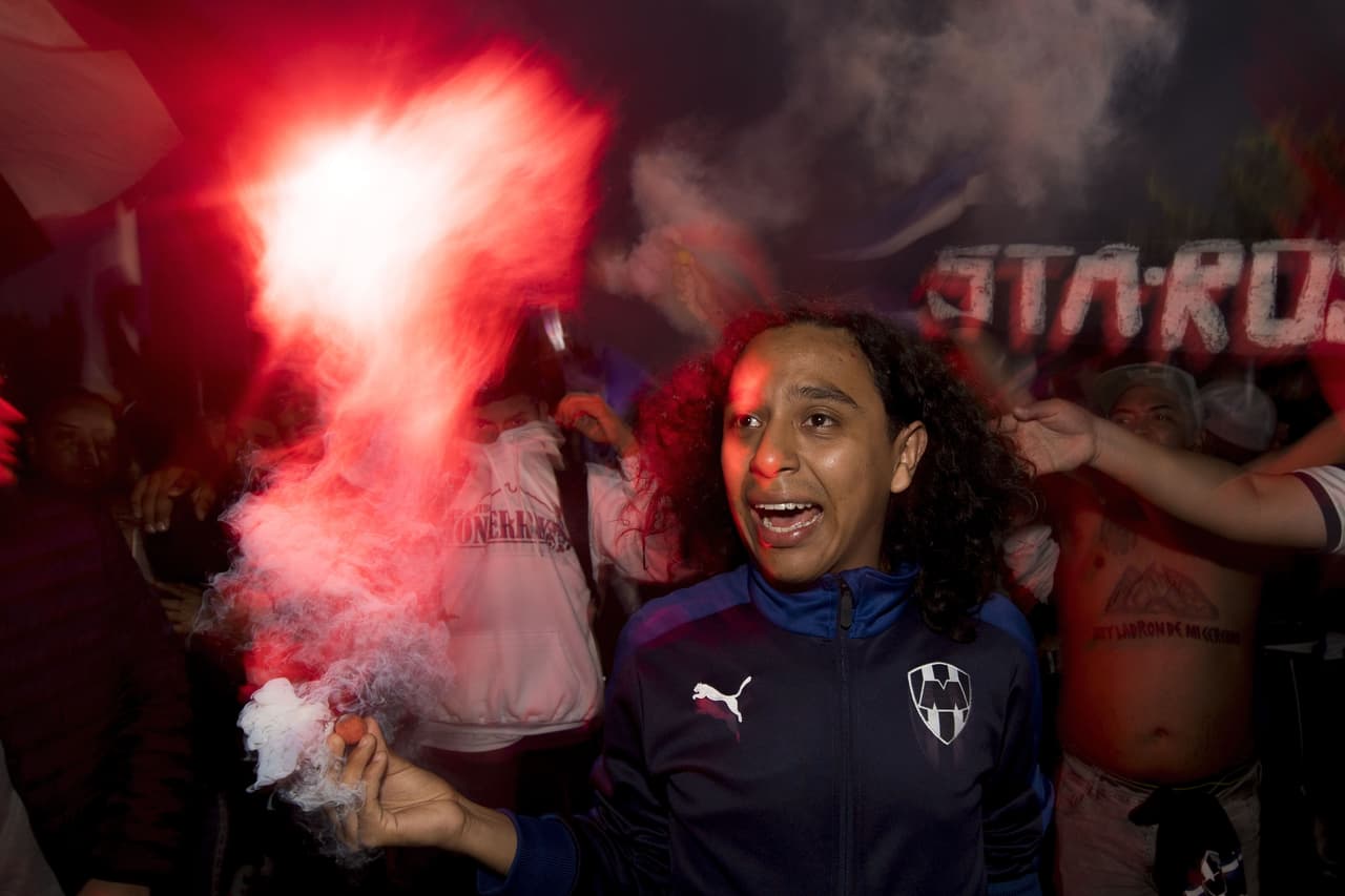 La afición de Rayados muestra confianza en su equipo y llega al Estadio con banderas, cánticos y bengalas.