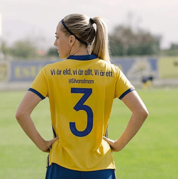 "Somos fuego, somos todas, somos una" - Las jugadoras del equipo sueco eligieron los tuits entre mujeres destacadas de su país en una iniciativa de la Federación de Futbol por entregarle un mensaje inspirador a las jóvenes de su país.