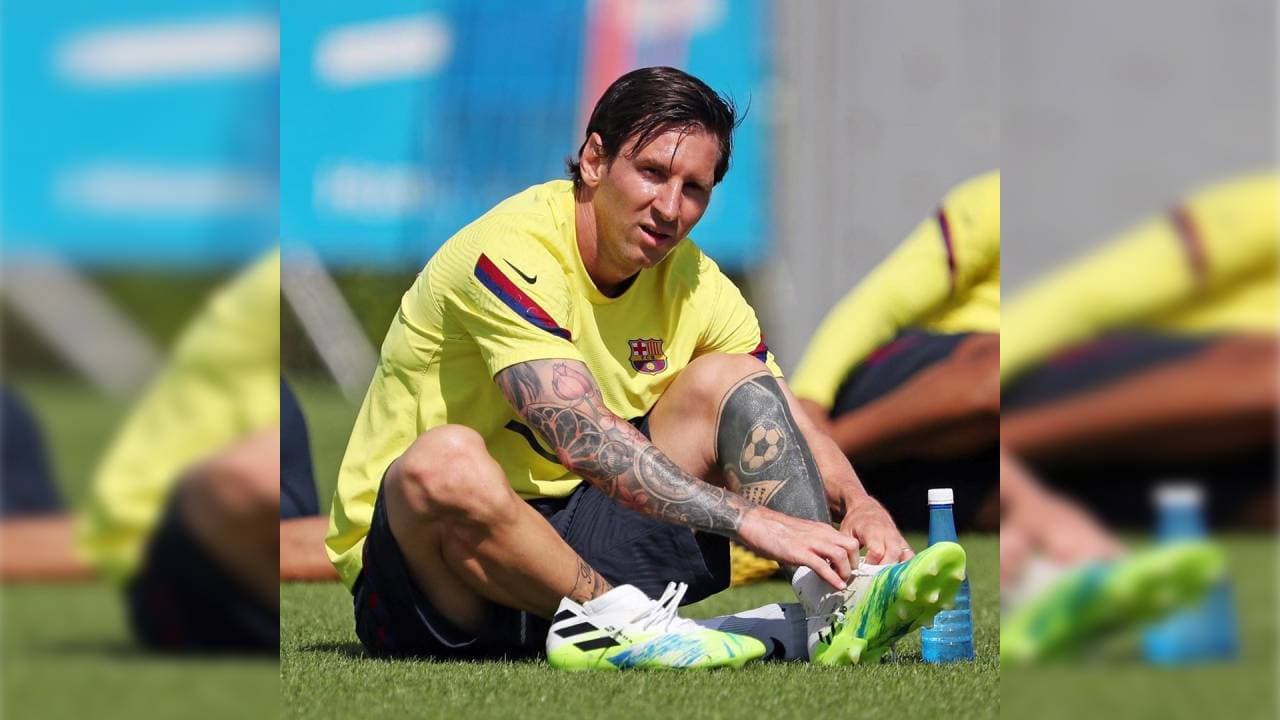Con el cabello más largo y sin barba, así fue el regreso de Lionel Messi a los entrenamientos con el Barça.