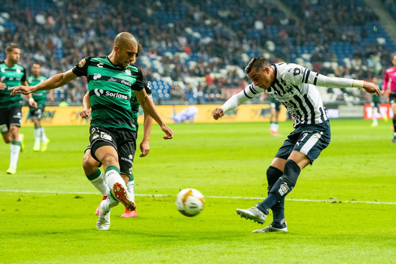 Rodrigo Funes Mori jalando del gatillo dentro del área santista, cerca de la recta final de la primera parte, la segunda ocasión clara de gol que se perdía el delantero argentino.