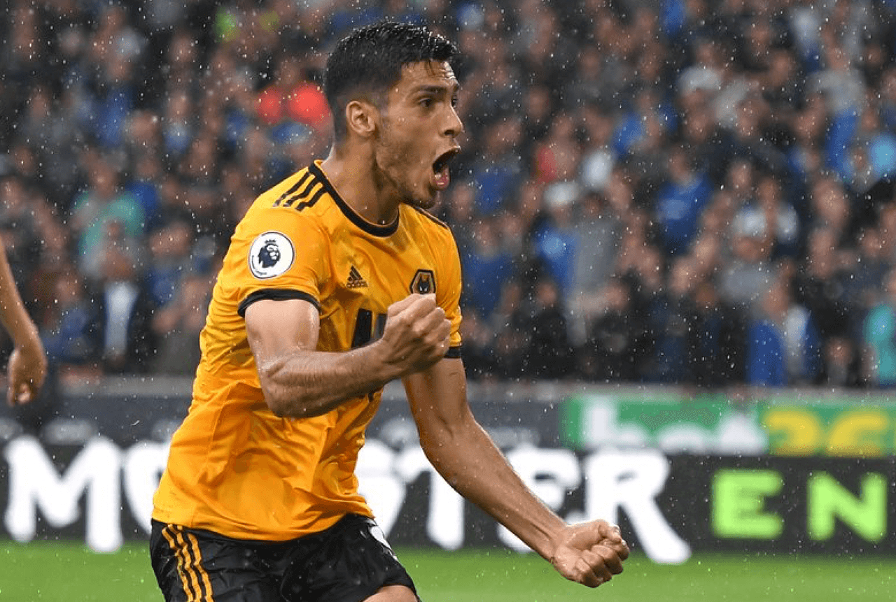 Raúl Jiménez presume la nueva playera del América