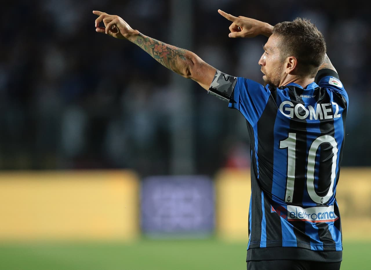 Alejandro “Papu” Gómez. Su festejo nace en los vestidores, donde se puso a bailar con Marco Borriello, un delantero italiano que lo filmó mientras hacía estos pasos de baile. El video se viralizó y el resto es historia.