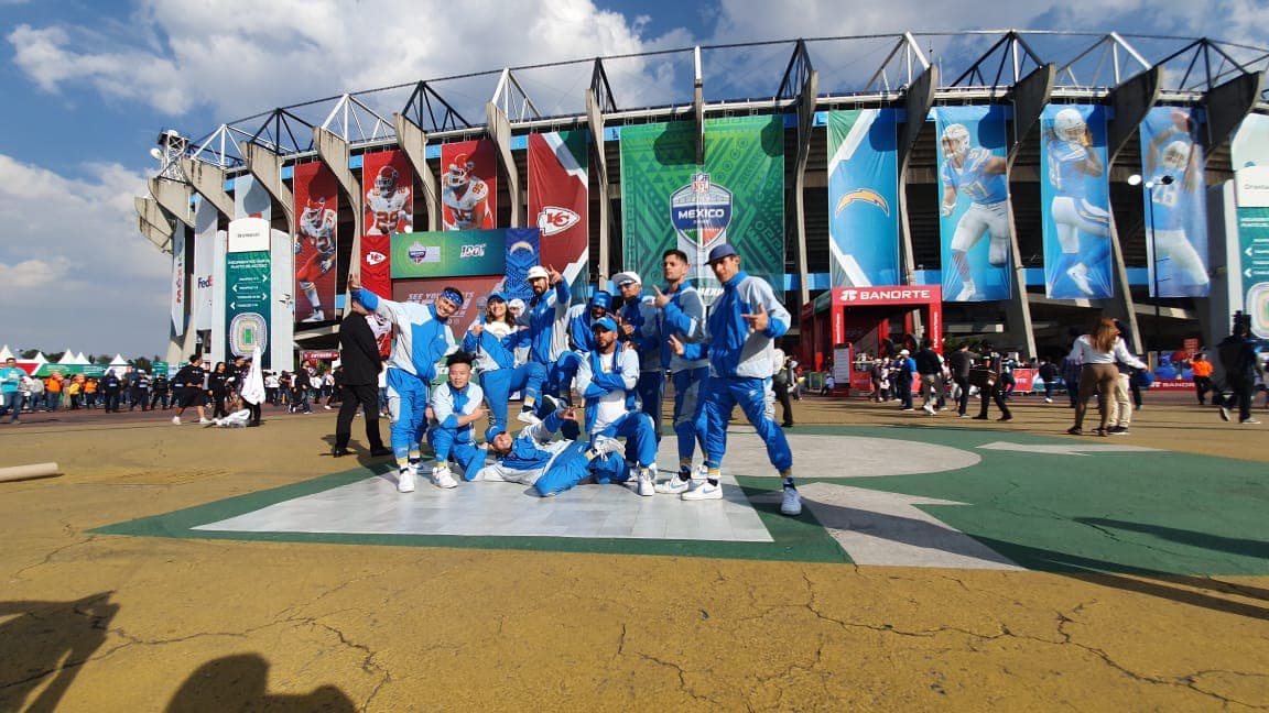 Predominan los colores rojo y azul en las inmediaciones del Estadio Azteca.