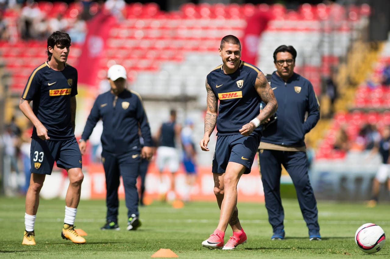 Otro de los factores que llevaría a su salida es que el chileno goza de poca popularidad entre sus compañeros por lo que el lesionado delantero podría salir del club felino.