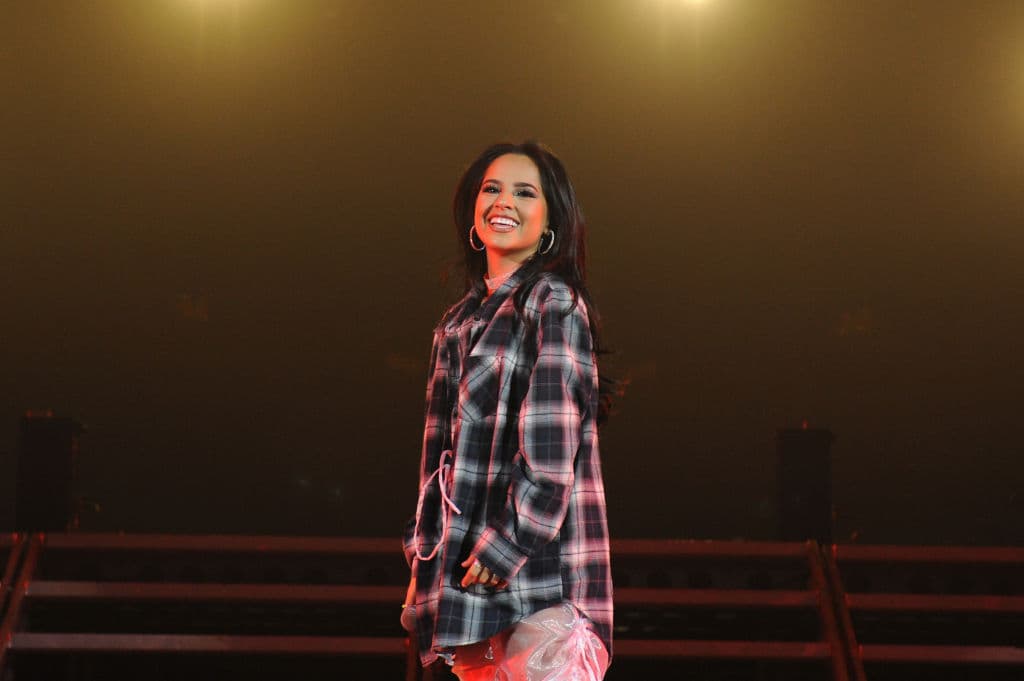 Becky hizo comerciales y trabajos de locución para poder ayudar a su familia adelante.