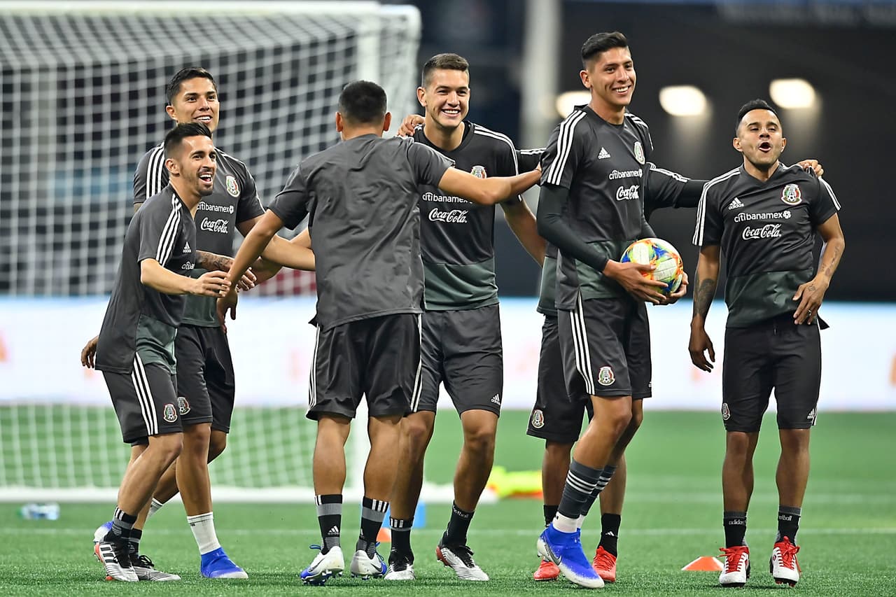 La Selección Mexicana de Fútbol se 'mojó los pies' en la fastuosa casa de los Atlanta Falcons y del Atlanta United, el Mercedes-Benz Stadium, donde jugará este miércoles ante su similar de Venezuela, un partido que sirve a ambos escuadrones de cara a sus compromisos del verano, como la Copa Oro y la Copa América, respectivamente. Así se entrenaron los jugadores del Tri bajo las órdenes de Gerardo 'Tata' Martino en Atlanta esta tarde de martes.