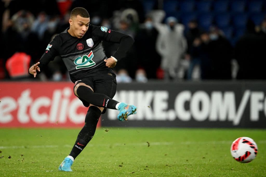 Kylian Mbappé podría renovar con el PSG para superar a Cavani como máximo goleador del club.