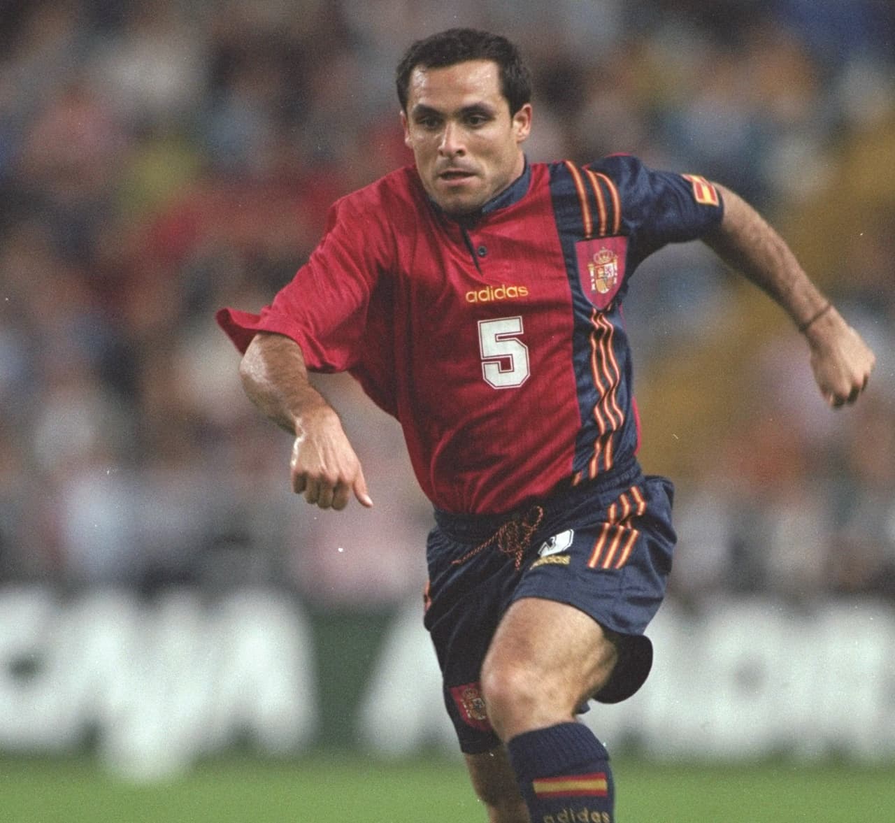 Eliminatorias a Francia 1998 - Aunque el rojo tuvo que compartir el progatonismo en esta playera de España, su combinación con la franja azul gruesa con las tres líneas de la marca alemana sobre ella le dio un toque especial.