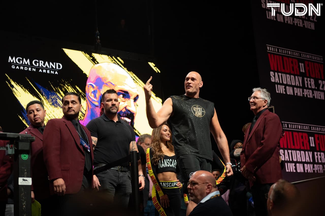 Tyson Fury (273 libras) y Deontay Wilder (231) protagonizaron un pesaje inusual al no poder realizar el tradicional cara a cara.