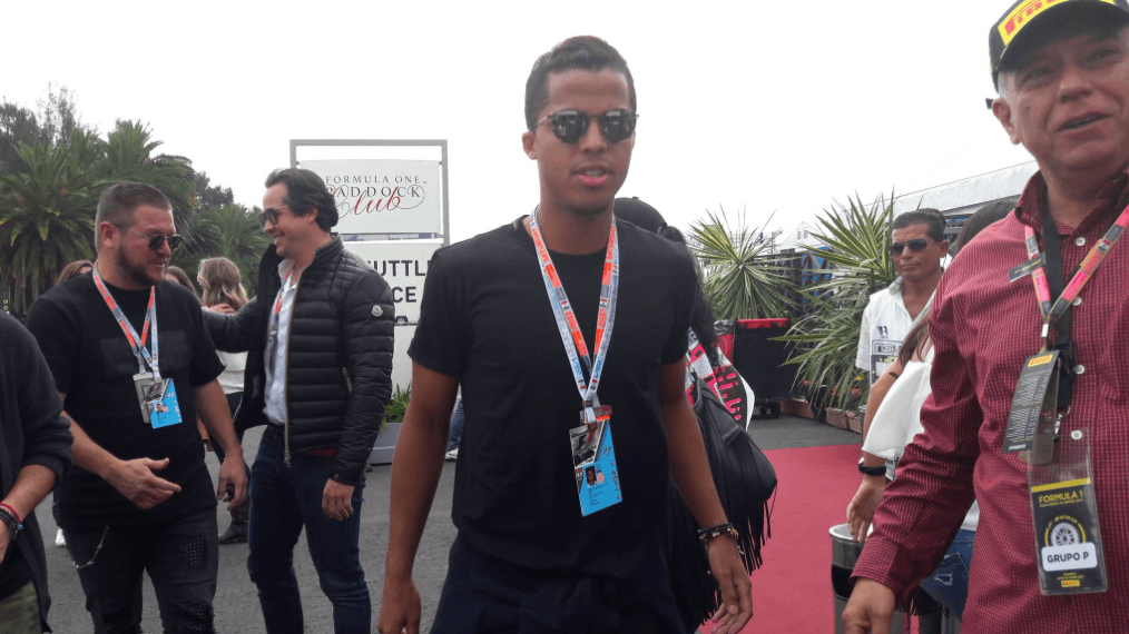 Gio Dos Santos, de LA Galaxy, entrando al circuito listo para el Gran Premio de México.