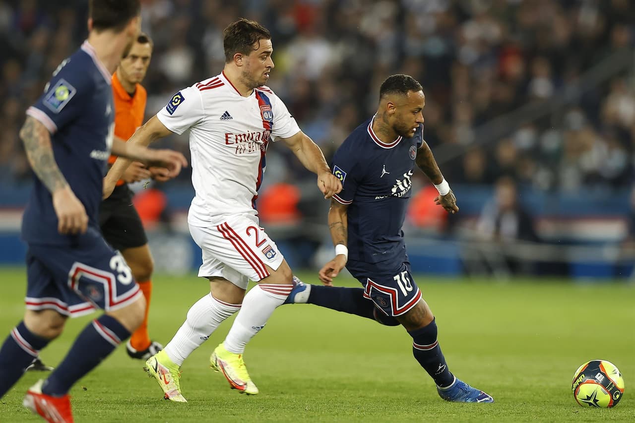 Paris Saint-Germain obtiene victoria de último minuto sobre el Lyon 2-1, durante la Jornada 6 de la Ligue 1. Lucas Paquetá le daba la victoria al equipo visitante, sin embargo, tras el penal cobrado de Neymar, ya se igualaban las cosas en el Parque de los Príncipes. Fue al minuto 90+3' cuando Mauro Icardi logró hacer el segundo gol y darle la victoria a les bleus.