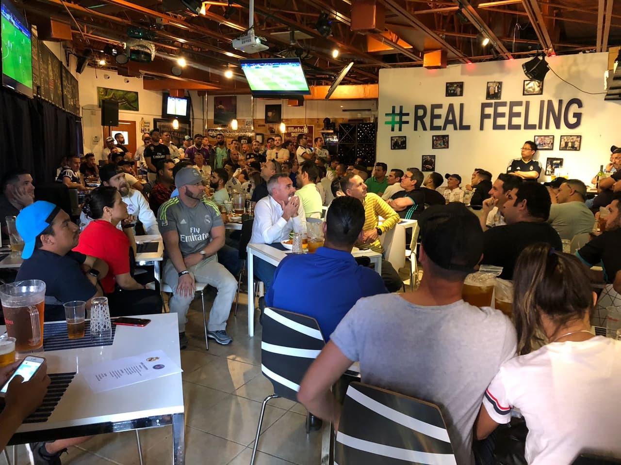 La Peña Madridista en Miami se reunió en el Café Real para vivir el partido de los octavos de final ante el Paris Saint-Germain, juego definitivo para conocer cuál de los dos equipos pasa a la siguiente ronda después del 3-1 a favor en el Santiago Bernabéu.
