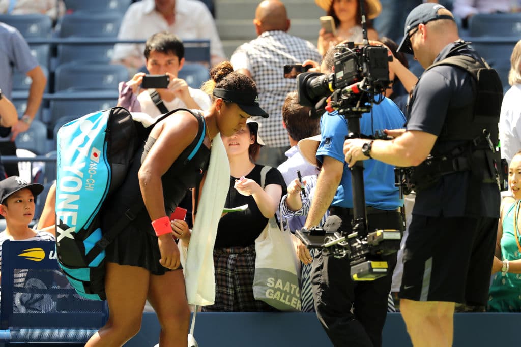 Todas las cámaras siguen a esta japonesa de porte físico llamativo, que se ve apoyado por su talento.