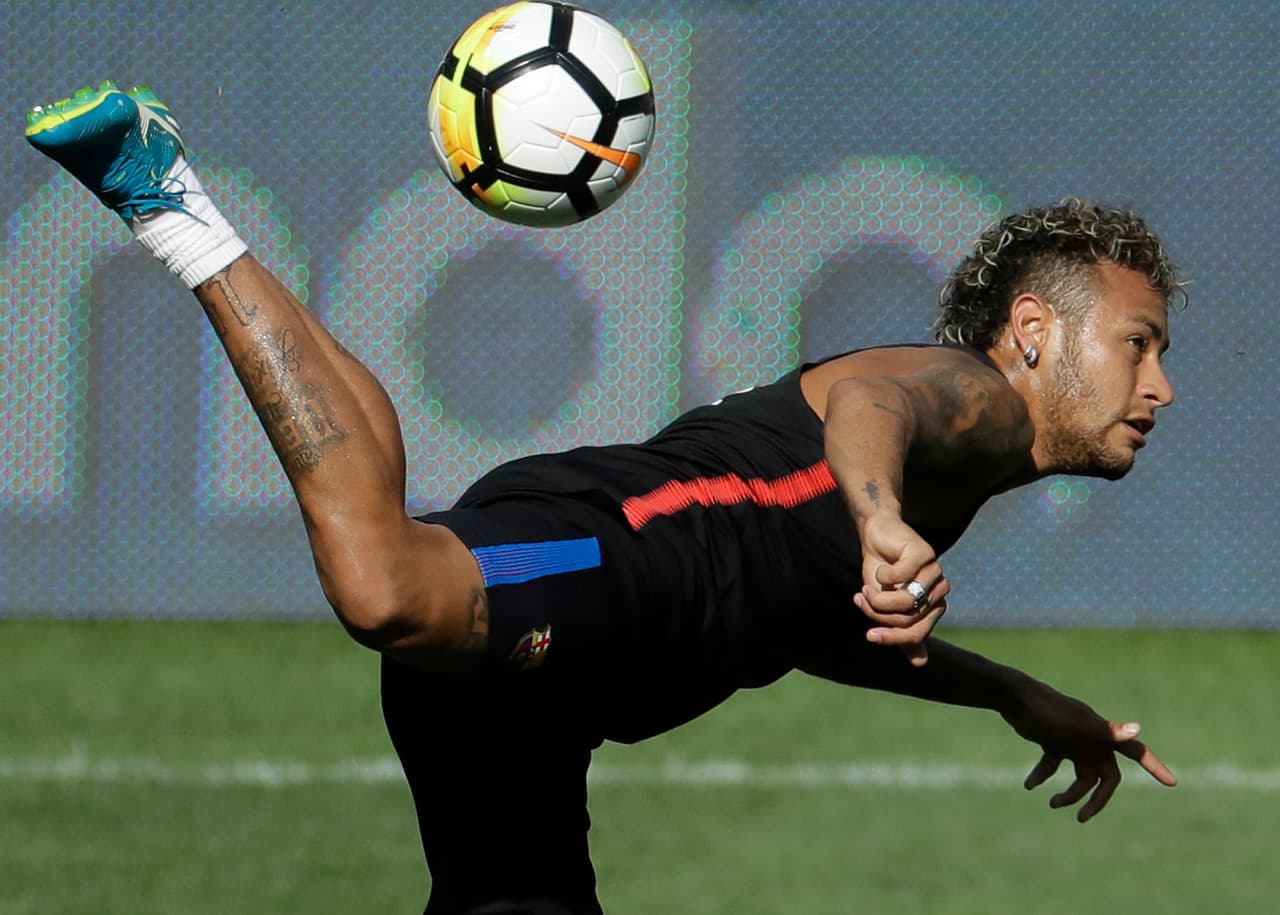 "Neymar está con nosotros, contamos absolutamente con él y hemos hablado cuestiones tácticas", señaló el técnico, que se incorporó al Barcelona hace apenas dos semanas y descartó ir más allá ante la insistencia de los periodistas.