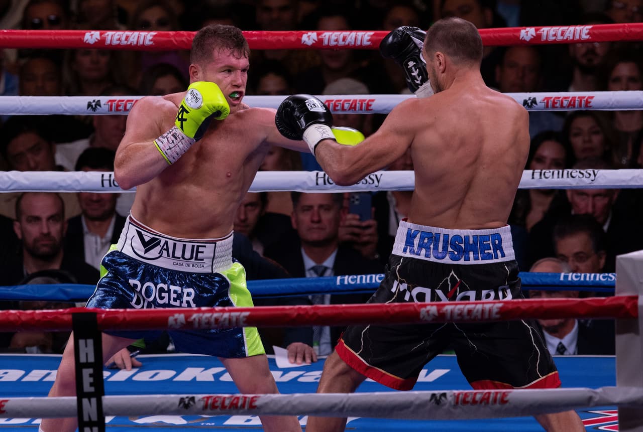 Saúl Álvarez lucía muy pausado y en los rounds de 'experimento' no lucía agresivo.