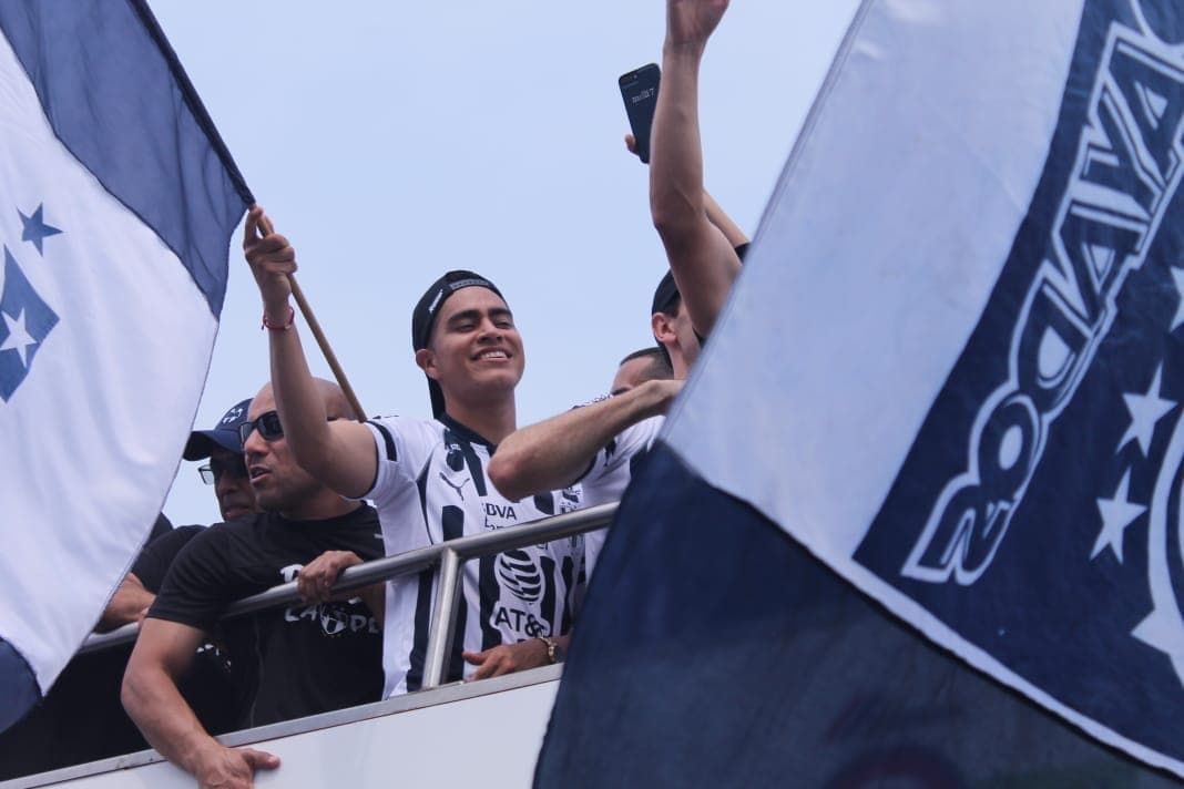 Los fanáticos vivieron el recorrido triunfal de Rayados de Monterrey como campeón de la Liga de Campeones de Concacaf, con cánticos y banderas para el representante regional en el Mundial de Clubes.