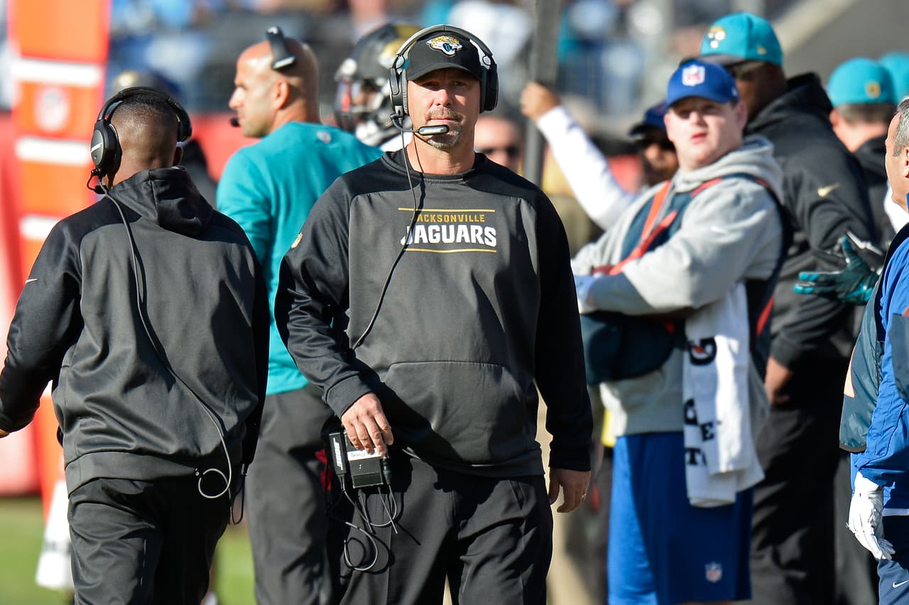 JACKSONVILLE JAGUARS - Gus Bradley. Tercera temporada y no hay mejora. En 2013 tuvo 4 - 12, luego en 2014 se fue 3 - 13, ahora en 2015 va 4 - 8. Consistente ritmo perdedor que le puede costar el cargo.