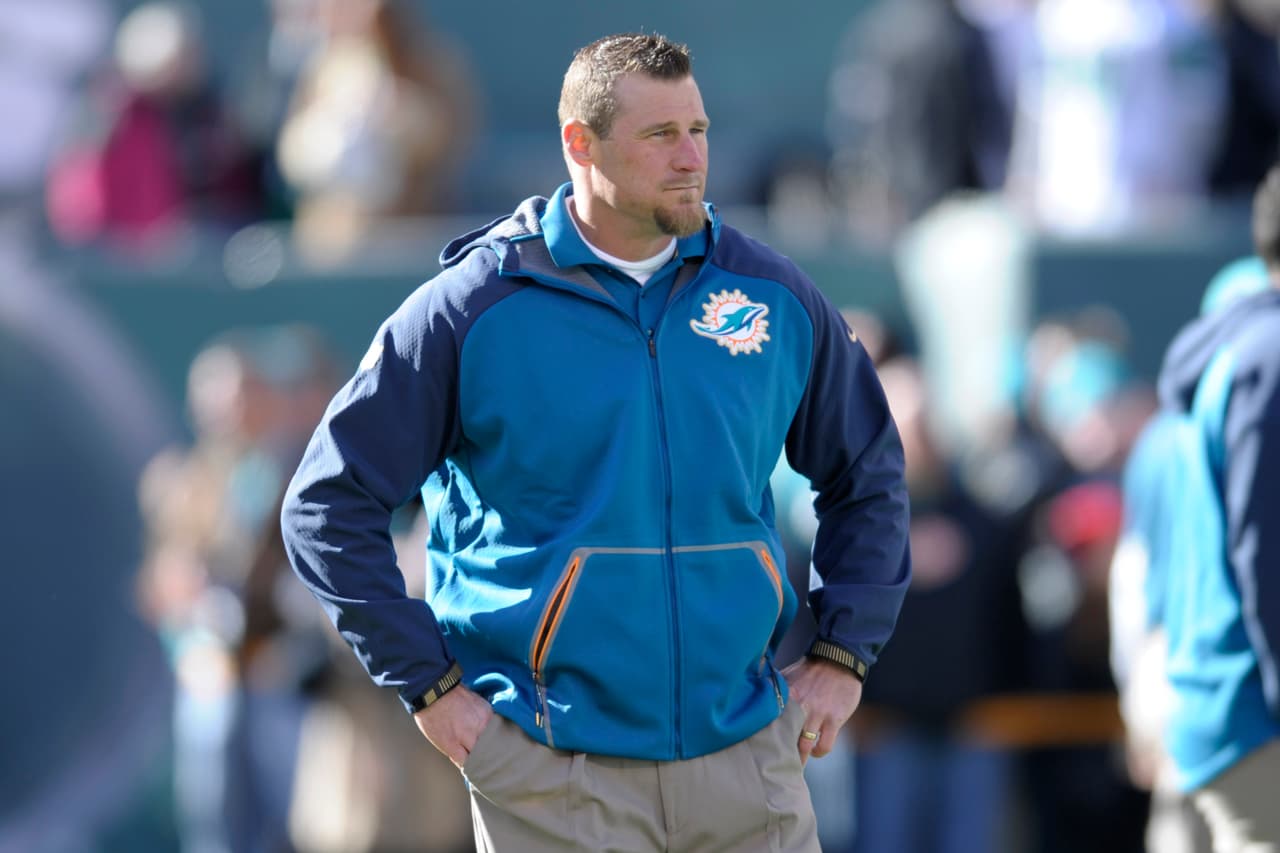 MIAMI DOLPHINS - Dan Campbell. Llegó a mitad de temporada en sustitución de Joe Philbin. Hasta ahora no tiene marca ganadora y tampoco un rumbo consistente a lograr algo. Es poco probable que se mantenga en el puesto.